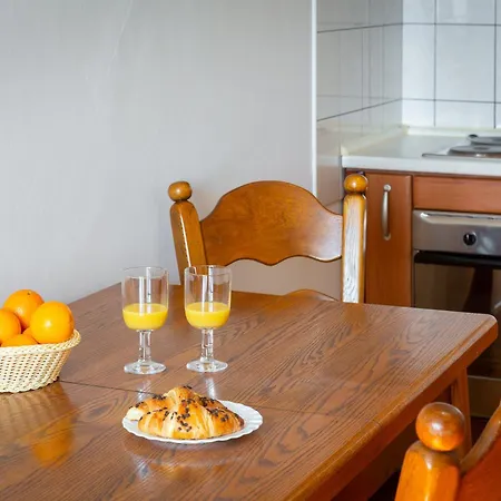 Tina In Town Centre With Free Parking Apartman