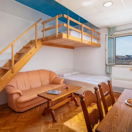 Tina In Town Centre With Free Parking Apartment