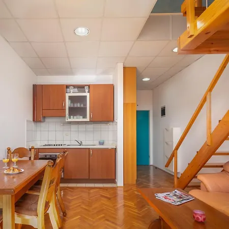 Tina In Town Centre With Free Parking Makarska