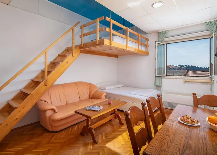 Tina In Town Centre With Free Parking Apartment