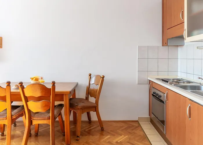 Tina In Town Centre With Free Parking