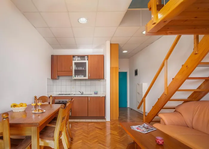 Tina In Town Centre With Free Parking Makarska