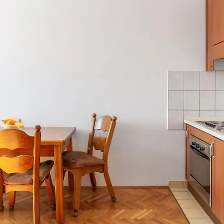 Tina In Town Centre With Free Parking